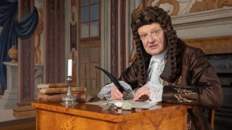 Mann mit Perücke und Kleidung aus der Barockzeit
